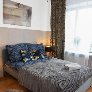 Clicktheflat Three Crosses Square Хостел